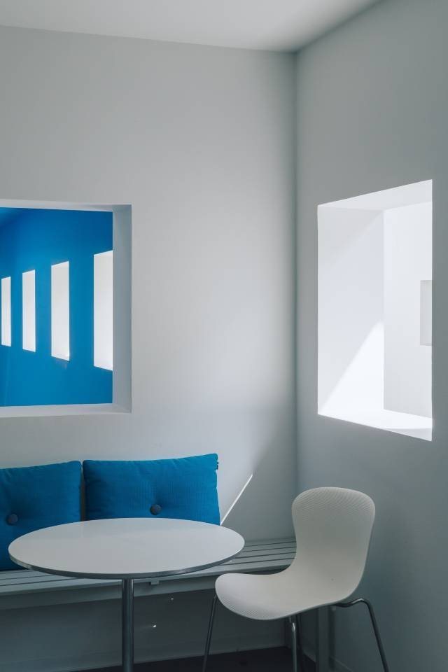 habitación con mesa y silla blanca